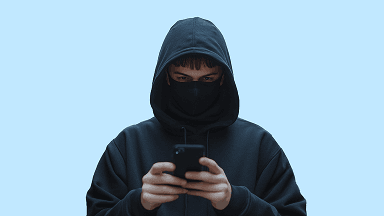 Ребенок в наушниках смотрит на экран